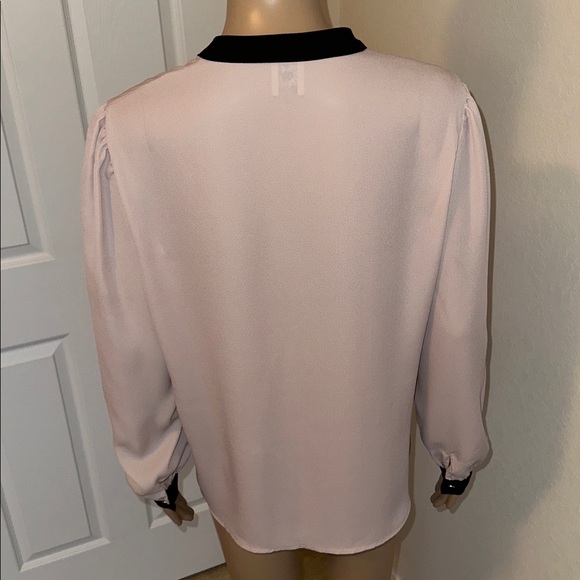 Elegant ANNE KLEIN Women's Blouse with Black Trim Size Medium. - Picture 3 of 16